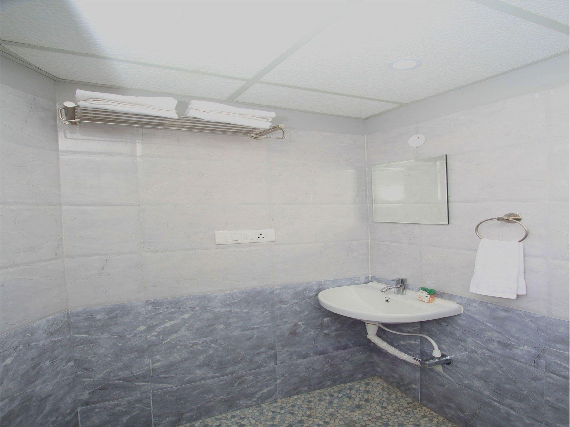 Oyo 4797 Lulu Hospitality Hotel Yelahanka Exterior photo